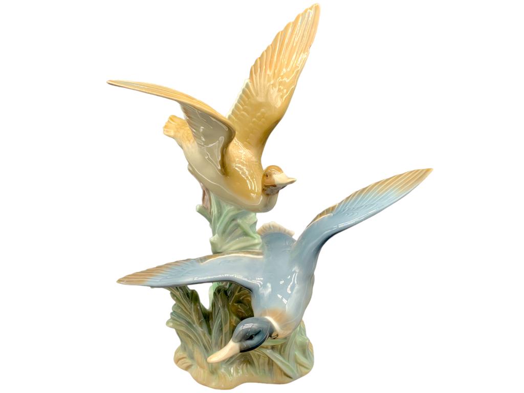 LLADRO "DUCKS FLAPPING" PORCELAIN SCULPTURE (1 of 4)