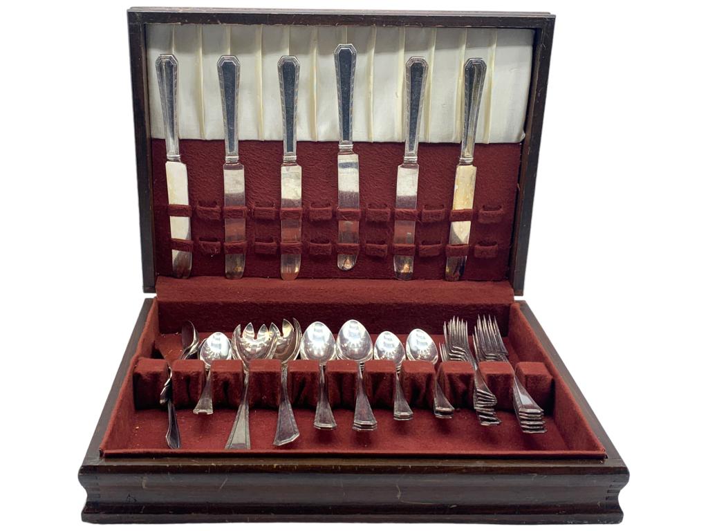 VTG WALLACE (41) PIECE FLATWARE SET (1 of 3)