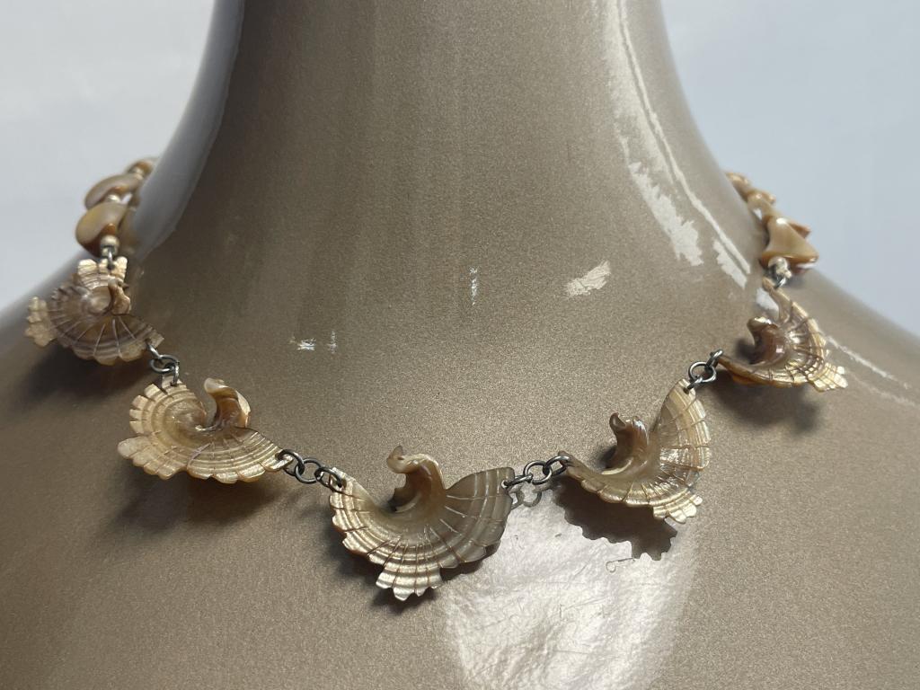 VINTAGE SEASHELL NECKLACE: VINTAGE SEASHELL NECKLACE