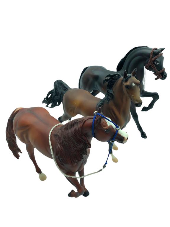 LOT OF 4 BREYER STYLE  MODEL HORSES (1 of 3)