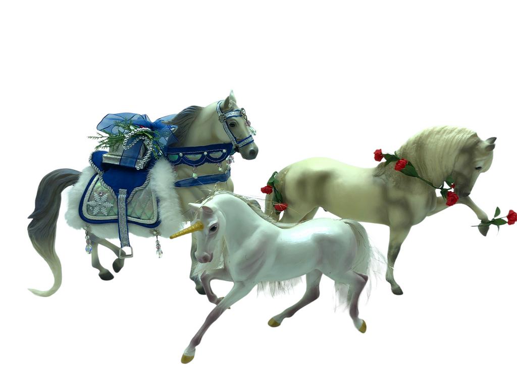 LOT OF 4 BREYER STYLE  MODEL HORSES (1 of 3)