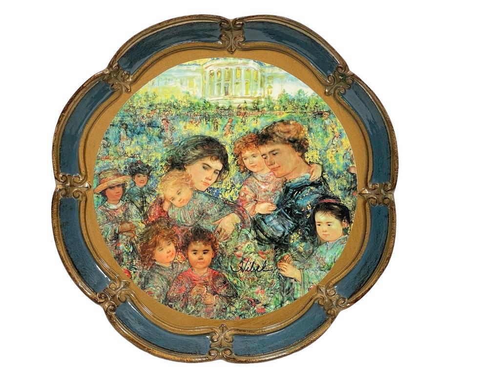 EDNA HIBEL DECORATIVE WALL HANGING CHARGER 16" (1 of 5)