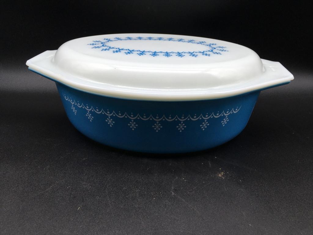 PYREX PIN SNOWFLAKE GARLAND COVERED CASSEROLE (1 of 5)
