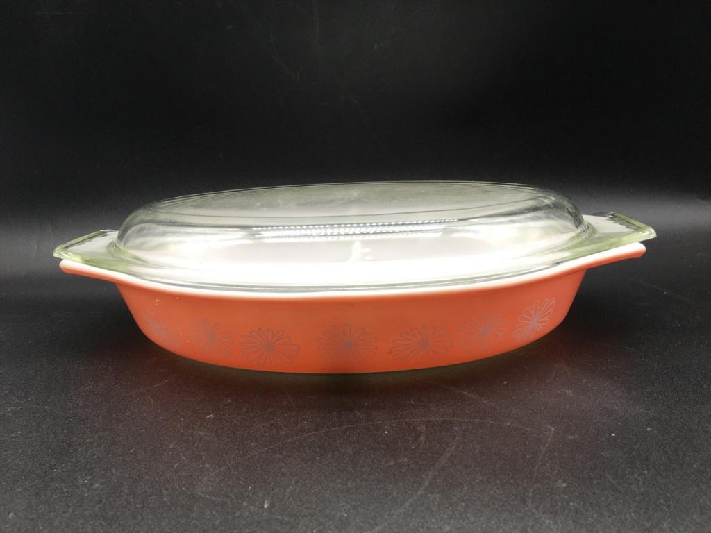 RARE PYREX ORANGE DAISY COVERED CASSEROLE (1 of 5)