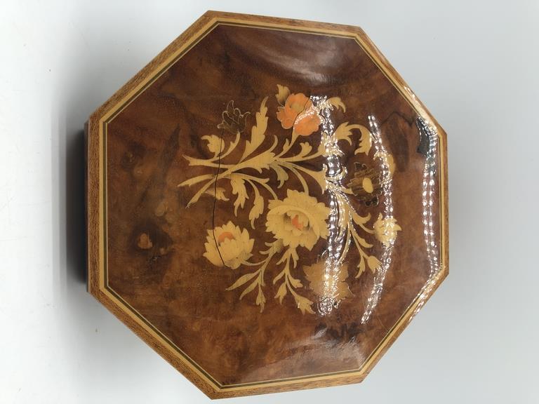 ITALIY REUGE OCTOGON MUSICAL JEWELRY CASKET: ITALIY REUGE OCTOGON MUSICAL JEWELRY CASKET