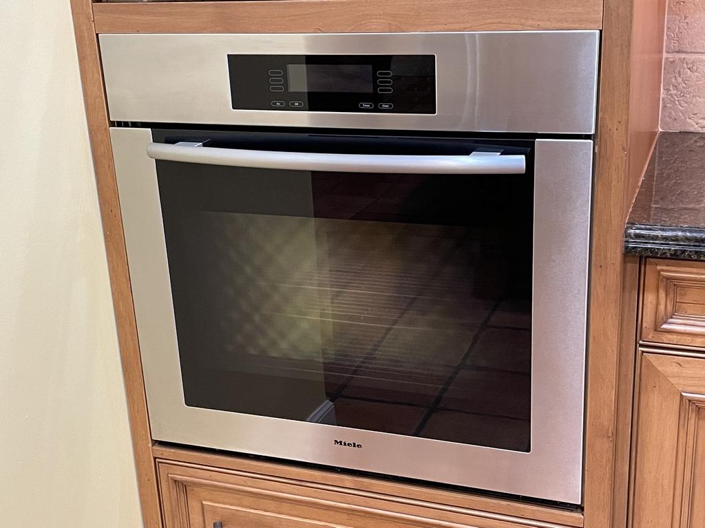 MIELE MASTERCHEF 30" CLASSIC DESIGN SINGLE OVEN (1 of 7)