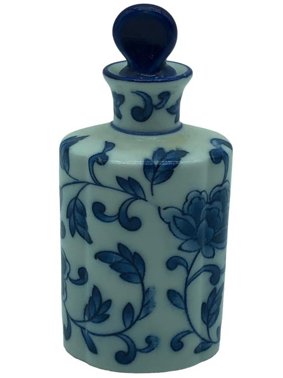 VTG ASIAN FLACON BLUE & WHITE PERFUME BOTTLE (1 of 5)