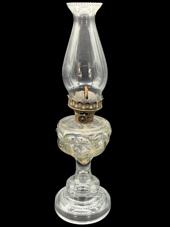 ANTIQ CLEAR GLASS BUBBLE STEM OIL LAMP 19": -ANTIQ CLEAR GLASS BUBBLE STEM OIL LAMP 19" -FLAT WICK KEROSENE STYLE OIL LAMP-GOOD CONDITION -SIZE: 19" X 6"JR BTQ RL 05/31