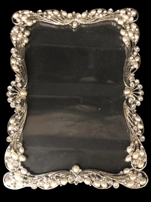 OLIVIA RIEGEL PEARL & CRYSTAL DESIGN PICTURE FRAME: OLIVIA RIEGEL PEARL & CRYSTAL DESIGN PICTURE FRAME-VERY GOOD CONDITION-SIZE: 6.5" X 5"-KA 6/2/23 SHO