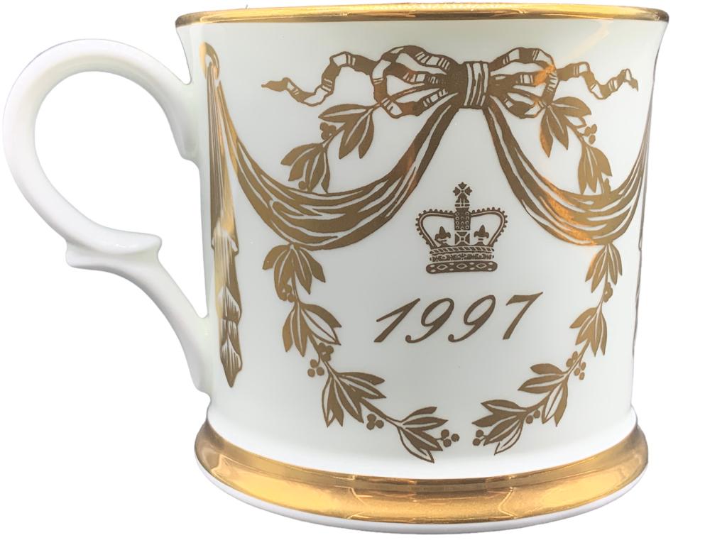 VTG BUCKINGHAM PALACE MUG CUP: -VTG BUCKINGHAM PALACE COMMEMORATIVE PORCELAIN MUG CUP -WHIT AND GOLD MOTIF -SIZE: 3" X 3"-GOOD CONDITION JR SR WHT CAB 06/12