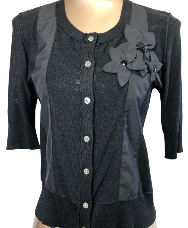 DKNY BLACK BEADED FLORAL APPLIQUE WOMENS SWEATER: DKNY BLACK BEADED FLORAL APPLIQUE WOMENS SWEATER -VERY GOOD PREOWNED CONDITION-BLACK BEADED, FLORAL APPLIQUE, SILK SHORT SLEEVE, BUTTONED-SHOULDER: 15"-SLEEVE: 13"-BUST: 17"-LENGTH: 21"4/10/23 KA BTQ