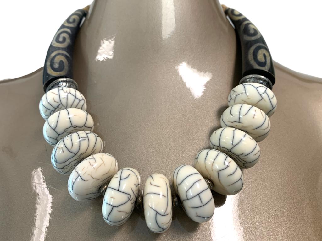 VTG BEADED AND WOOD CHUNKY STATEMENT NECKLACE (1 of 1)