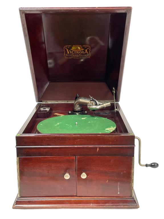 20'S - 30'S VICTROLA RECORD PLAYER PHONOGRAPH: VINTAGE 1920'S - 1930'S TABLE TOP VICTROLA VINYL RECORD PLAYER PHONOGRAPH IN MAHOGANY CASE | VICTOR TALKING MACHINE-GOOD PRE OWNED CONDITION, WEAR-DP71223