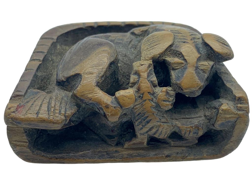 ANTIQ JAPANESE WOOD CARVED NETSUKE TOGGLE 1.5" (1 of 4)