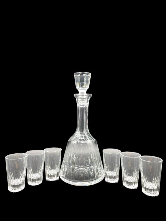 VINTAGE CRYSTAL GLASS DECANTER AND SHOT GLASS SET: VINTAGE CRYSTAL GLASS DECANTER AND SHOT GLASS SET | COLLECTIBLE HOME BARWARE -GOOD PRE OWNED CONDITION, NO CHIPS OR CRACKS-DP711223