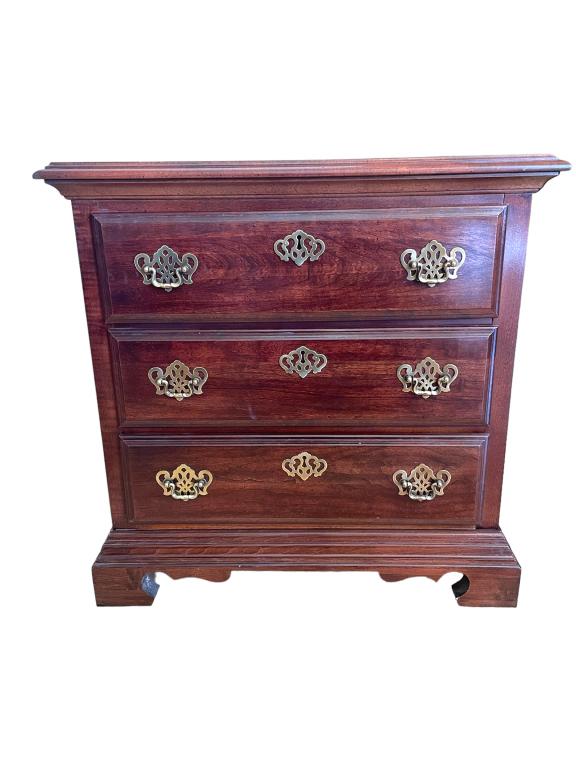 TRADITIONAL WOOD SIDE TABLE DRESSER 24" (1 of 6)