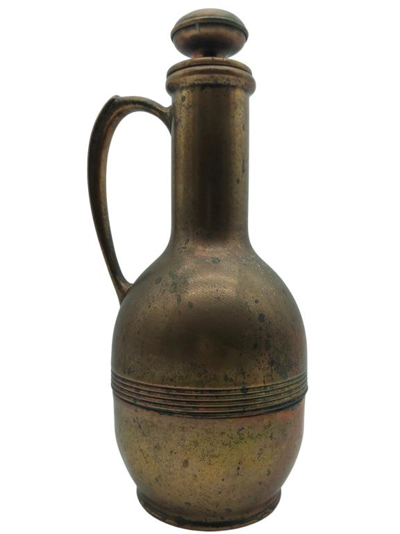 MID CENTURY COLONIAL COPPER WATER PITCHER 13": MID CENTURY COLONIAL COPPER WATER PITCHER -GOOD PREOWNED CONDITION-SIZE: 13"-MATERIAL: BRASS/COPPERKA 7/20/23 BCK SHO