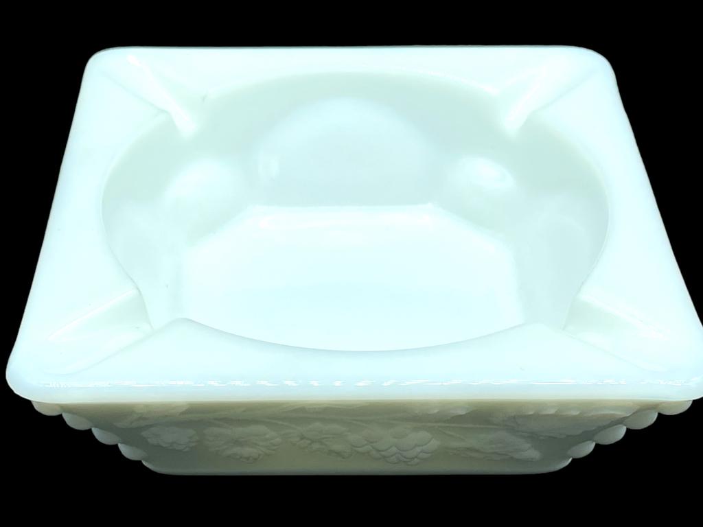 VTG MID CENTURY WESTMORELAND MILK GLASS ASHTRAY 4": VINTAGE MID CENTURY WESTMORELAND GLASS CO. MILK GLASS ASHTRAY TRINKET TRAY-4" APPROX-Indiana Glass style, Westmoreland style , Boyd style , Fenton style Anchor-Hocking style-GOOD PRE OWNED CONDITION-D