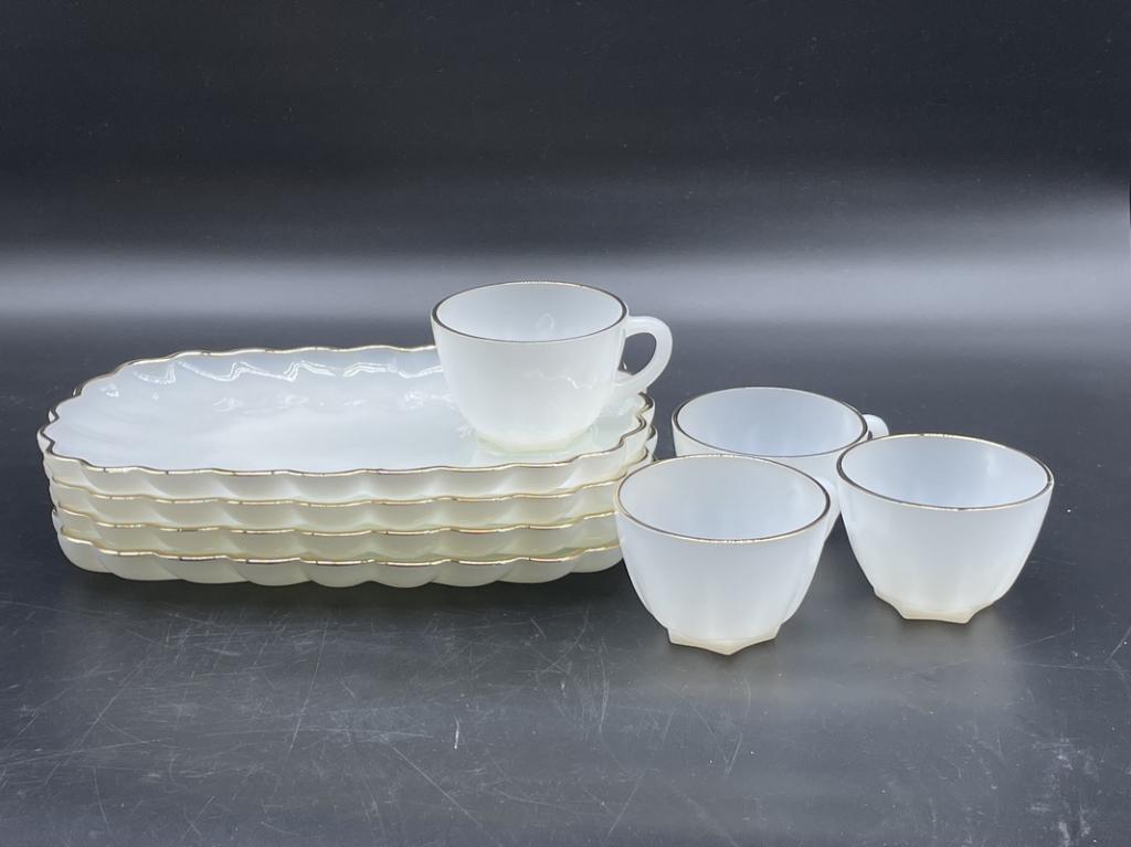 5 VINTAGE MILK GLASS SANDWICG & COFFEE CUP: 5 VINTAGE MILK GLASS SANDWICG & COFFEE CUP -VERY GOOD VINTAGE CONDITION-JR EST SLE
