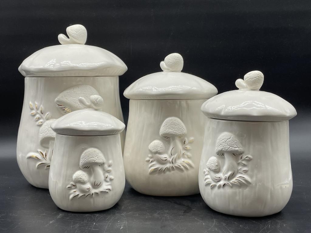 VINTAGE 5 PIECE MUSHROOM CANNISTER SET: VINTAGE 5 PIECE MUSHROOM CANNISTER SET -VERY GOOD CONDITION-JR EST SLE