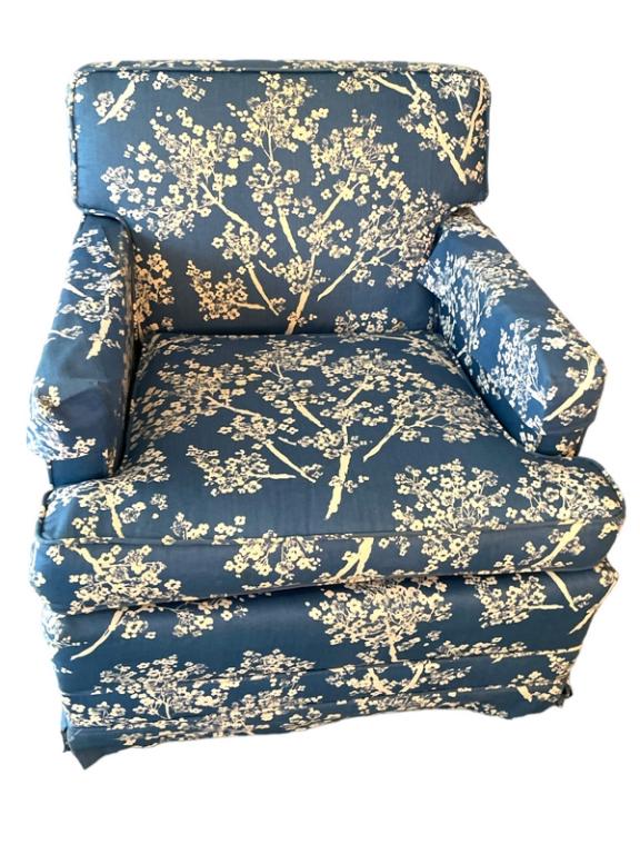 VINTAGE DREXEL FURNITURE LOUNGE CHAIR 27": VINTAGE DREXEL FURNITURE LOUNGE CHAIR-27" X 27" X 28" APPROX-PRE OWNED CONDITION, MINOR WEAR-DP72723* Pick up by appointment off-site in Palm Beach Gardens*