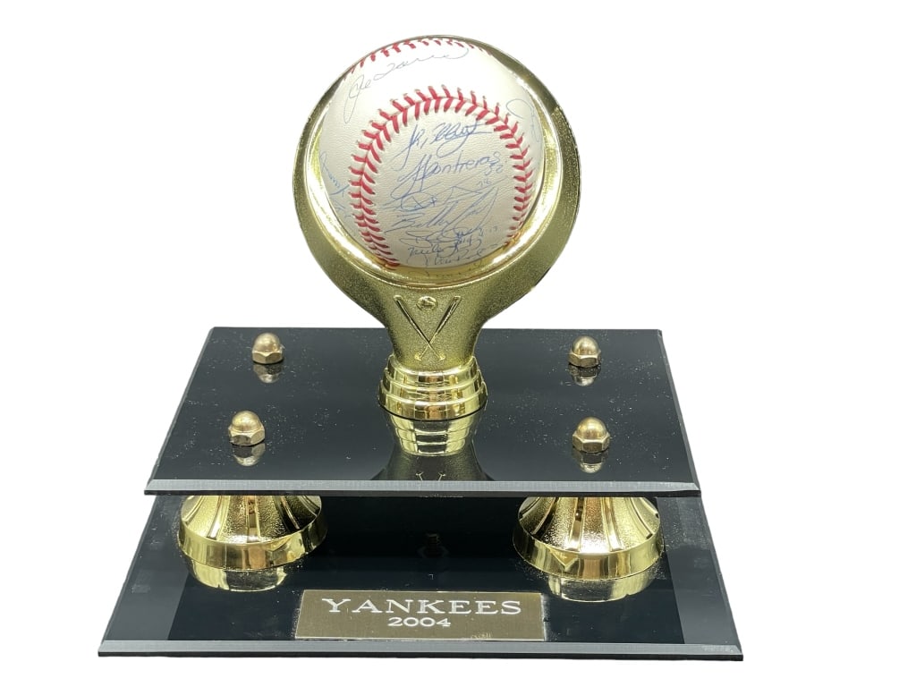 2004 NEW YORK YANKEES TEAM AUTOGRAPHED BASEBALL (1 of 2)