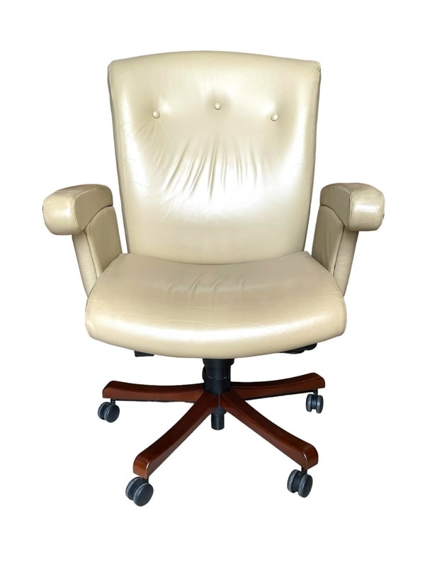 KIMBALL INTERNATIONAL EXECUTIVE DESK CHAIR: KIMBALL INTERNATIONAL EXECUTIVE DESK CHAIR-48" X 28" X 21" APPROX-VERY GOOD PRE OWNED CONDITION,MINOR WEAR-DP8823 THIS ITEM IS LOCATED OFF-SITE. All items off-site must be picked up by confirmed onlin