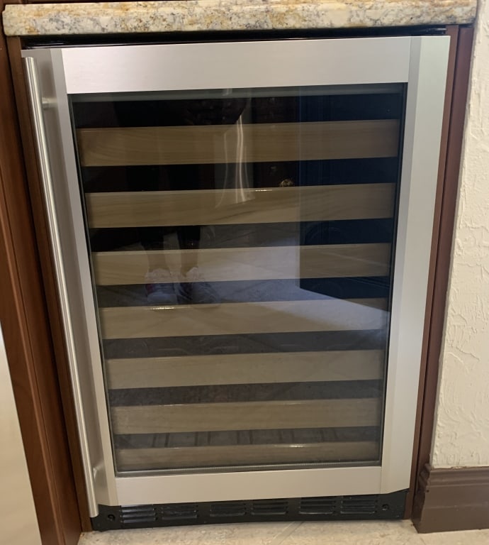 G.E MONOGRAM WINE COOLER 30": G.E MONOGRAM WINE COOLER -GOOD PREOWNED CONDITION-SIZE: 30" X 23" X 19" THIS ITEM IS LOCATED OFF-SITE. All items off-site must be picked up by confirmed online appointment on FRIDAY AUGUST 18th, or SA