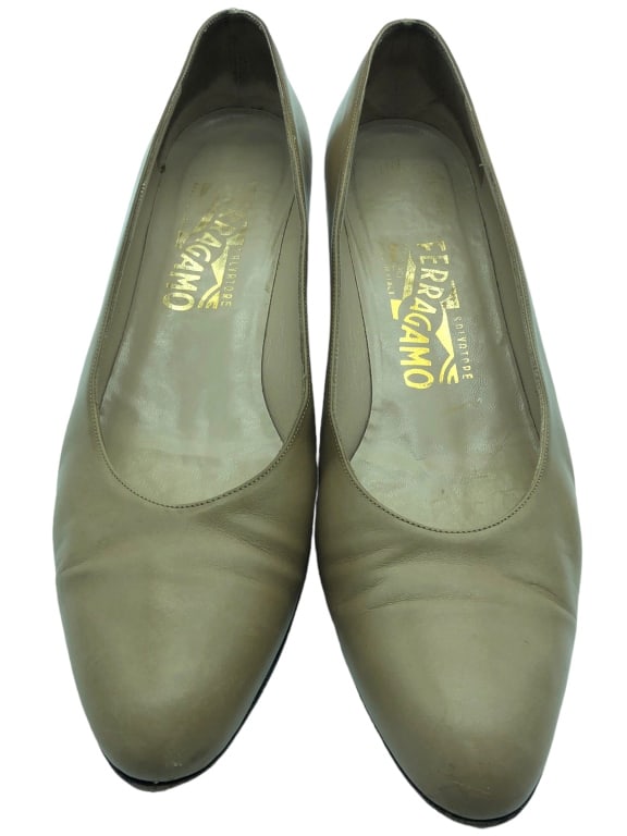 SALVATORE FERRAGAMO NUDE CLASSIC PUMPS SZ: 8.5: SALVATORE FERRAGAMO NUDE CLASSIC PUMPS-GOOD PREOWNED CONDITION. WEAR CONSISTENT WITH AGE & USE-SIZE: 8 1/2-COLOR: DARK BEIGE/ NUDE-KA 8/8/23 BTQ