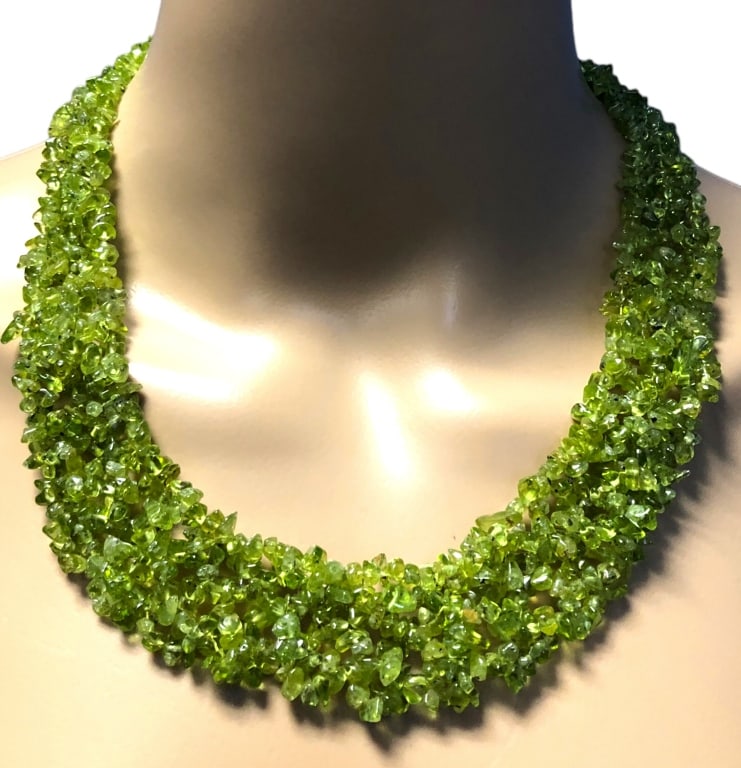 GREEN PERIDOT STYLE STATEMENT NECKLACE: GREEN PERIDOT GLASS NECKLACE -VERY GOOD CONDITION-COLOR: LIME GREEN-SIZE: 9"-KA 6/15/23 FRO Bidders may pick up their items from the auction-house or have their items shipped. Appointments are require