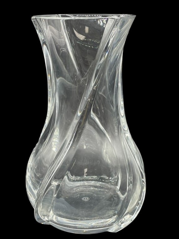 VINTAGE BACCARAT FRANCE MODERNIST TWISTED VASE 10": VINTAGE BACCARAT FRANCE MODERNIST TWISTED VASE-10" HEIGHT -VERY GOOD PRE OWNED CONDITION-DP9123 Bidders may pick up their items from the auction-house or have their items shipped. Appointments are req