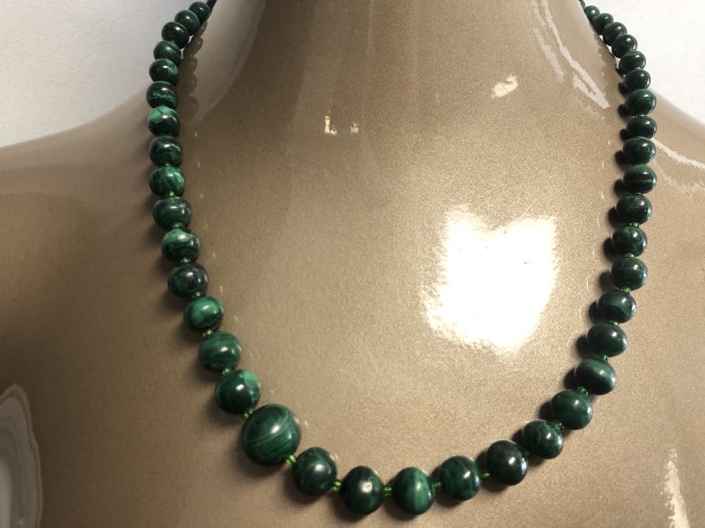 VINTAGE MALACHITE BEADED NECKLACE (1 of 3)