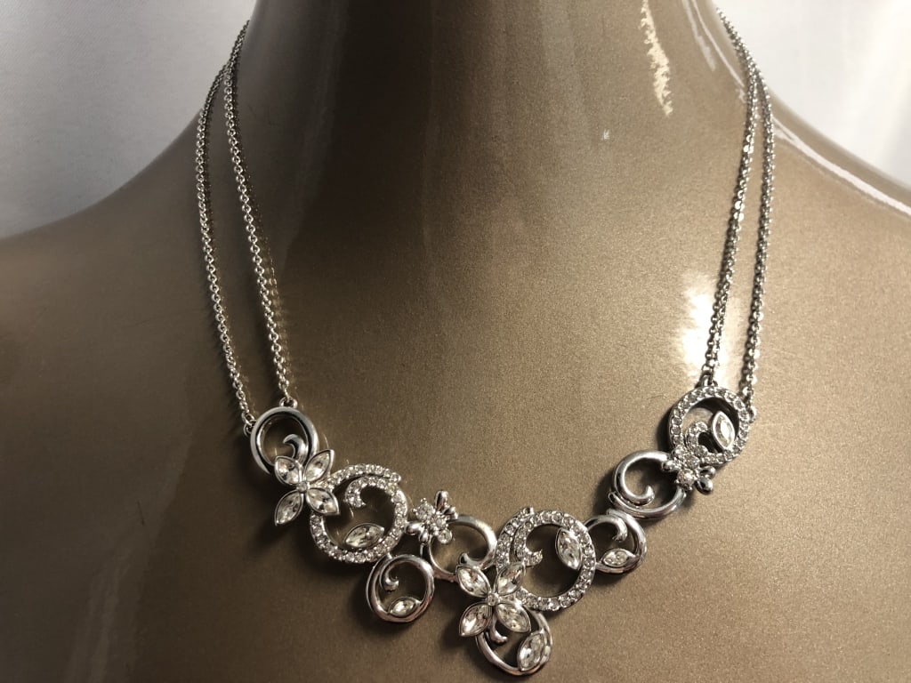 SWAROVSKI RHODIUM AND CRYSTAL CIRCLES   NECKLACE (1 of 1)