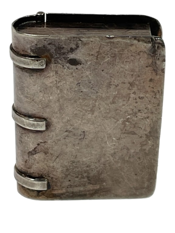 VINTAGE STERLING SILVER BOOK PILL BOX 30G: VINTAGE STERLING SILVER BOOK PILL BOX-30 GRAMS TOTAL WEIGHT-VERY GOOD PRE OWNED CONDITION-DP9623