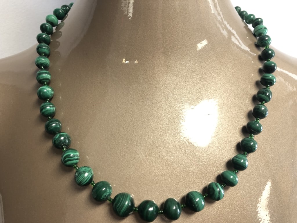 VINTAGE MALACHITE BEADED NECKLACE (1 of 3)