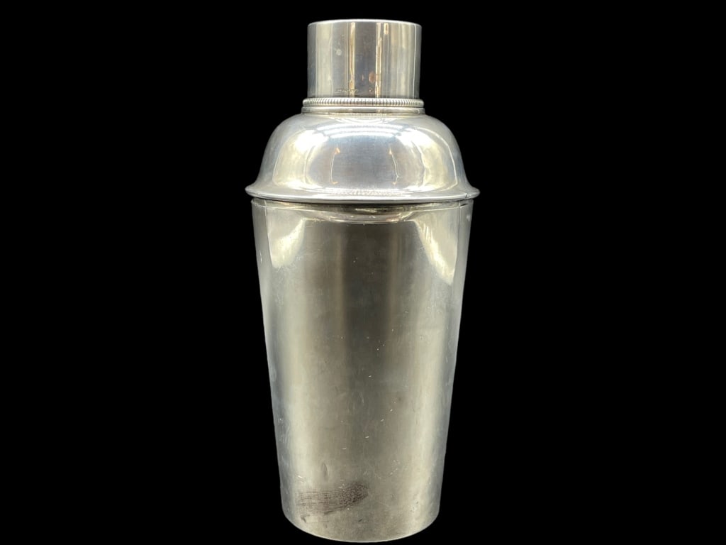 VTG 50'S STERLING SILVER COCKTAIL SHAKER 278g: -VTG 50'S STERLING SILVER COCKTAIL SHAKER -TOTAL WEIGHT: 278g -PLEASE LOOK AT ALL PICTURES FOR CONDITION. SOME DENTS- TOP DOES NOT FIT PROPERLY-WEAR CONSISTENT WITH AGE AND USE-JR BTQ 07/17 Please be 