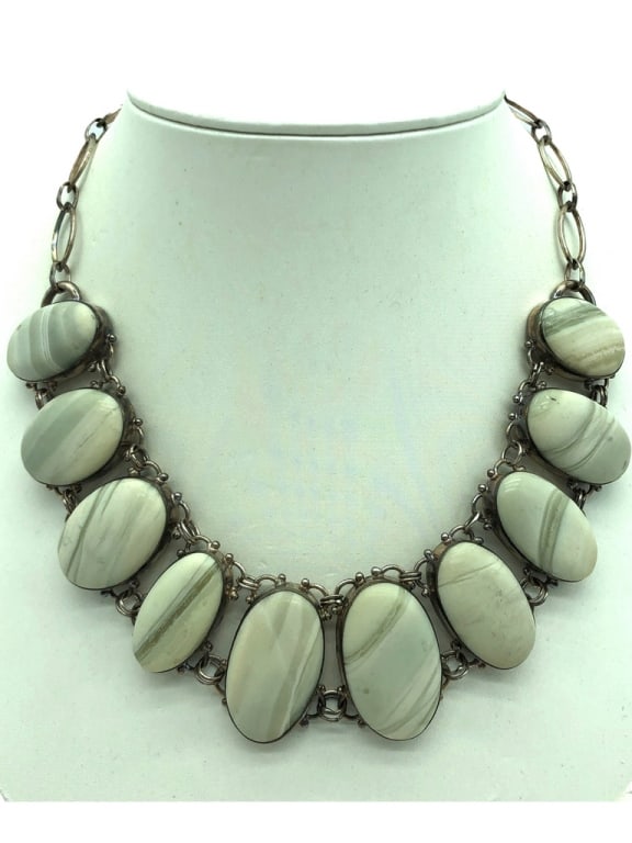 STERLING SILVER AND WHITE JASPER NECKLACE: STERLING SILVER AND WHITE JASPER NECKLACE-9.5"