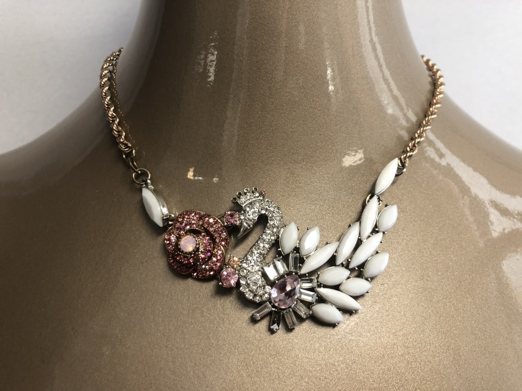 VINTAGE BETSY JOHNSON JEWELED SWAN NECKLACE (1 of 3)