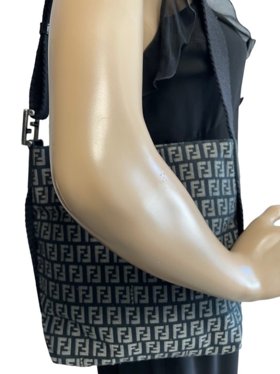 FENDI MEDIUM SHOPPER SHOULDER BAG (1 of 6)