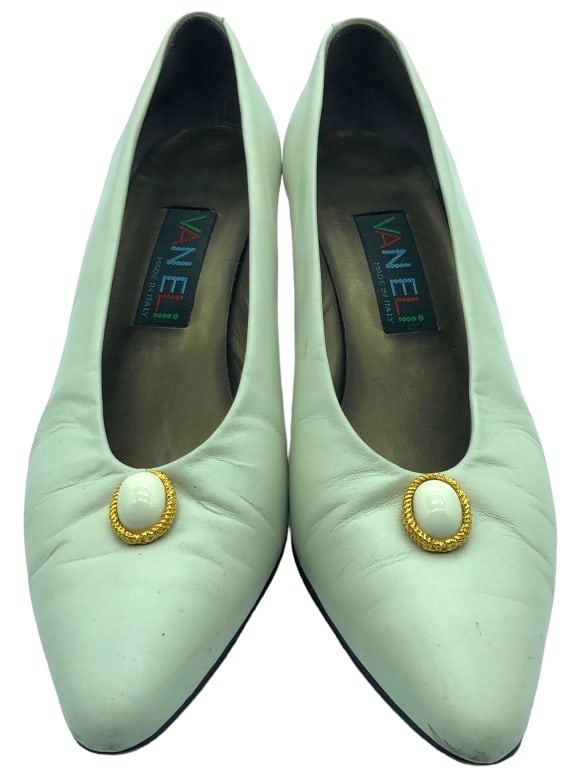 VAN ELI VERO CUOIO OFF-WHITE PUMPS SZ: 8.5: VAN ELI VERO CUOIO OFF-WHITE PUMPS-GOOD PREOWNED CONDITION. WEAR CONSISTENT WITH AGE & USE-SIZE: 8 1/2-COLOR: OFF WHITE-KA 8/8/23 BTQ