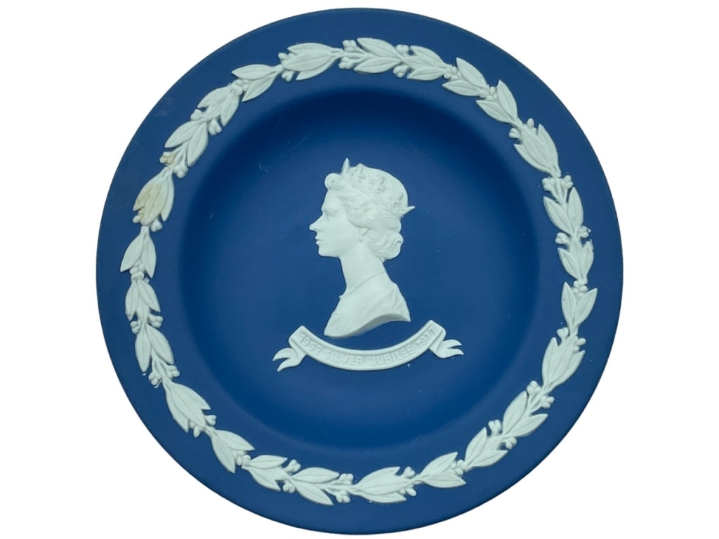 VINTAGE QUEEN ELIABETH WEDGEWOOD BLUE JASPER PLATE: -VINTAGE QUEEN ELIABETH WEDGEWOOD BLUE JASPER PLATE-1952 SILVER JUBILEE 1977-VERY GOOD PRE-OWNED CONDITION-AG92623 ANX