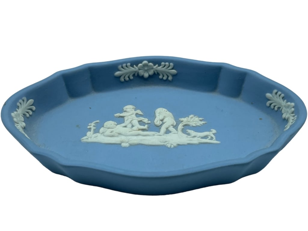 VTG CUPIDS WITH DOG WEDGEWOOD BLUE JASPER PLATE: -VTG CUPIDS WITH DOG WEDGEWOOD BLUE JASPER PLATE -GOOD PRE-OWNED CONDITION-AG92623 ANX