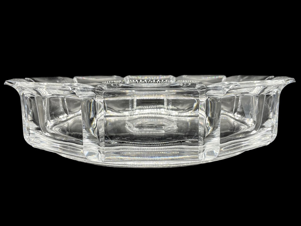 VTG WILLIAM BOUNDS LUCITE SERVING BOWL 13.25": -VTG WILLIAM BOUNDS LUCITE SERVING BOWL -Vintage William Bounds for Carlisle Regal Acrylic Crown Shaped Serving or Decroative Bowl-SIZE: 13.25"D -VERY GOOD PREOWNED CONDITION -SEE ALL PHOTOS-JR SR LFT