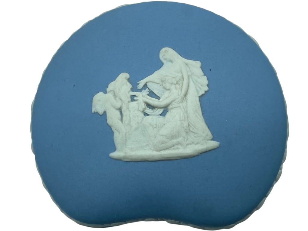 VTG WEDGEWOOD BLUE JASPER CUPID AS ORACLE BOX: -VTG WEDGEWOOD BLUE JASPER CUPID AS ORACLE BOX -VERY GOOD PRE-OWNED CONDITION-LIDED BOXAG92623 ANX