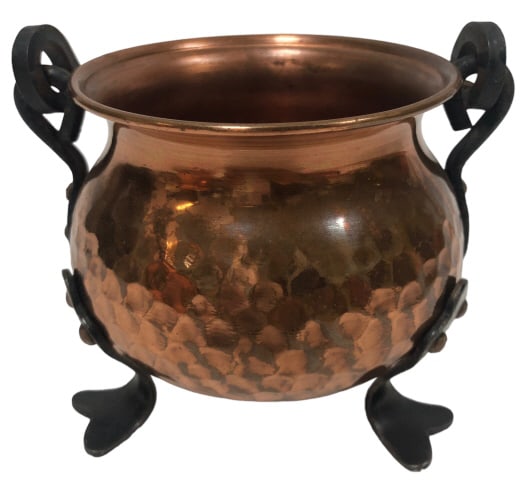VINTAGE COPPER COULDRON: VINTAGE COPPER COULDRON -VERY GOOD PRE-OWNED CONDITION-IRON HANDLE AND LEGS-BOX 12
