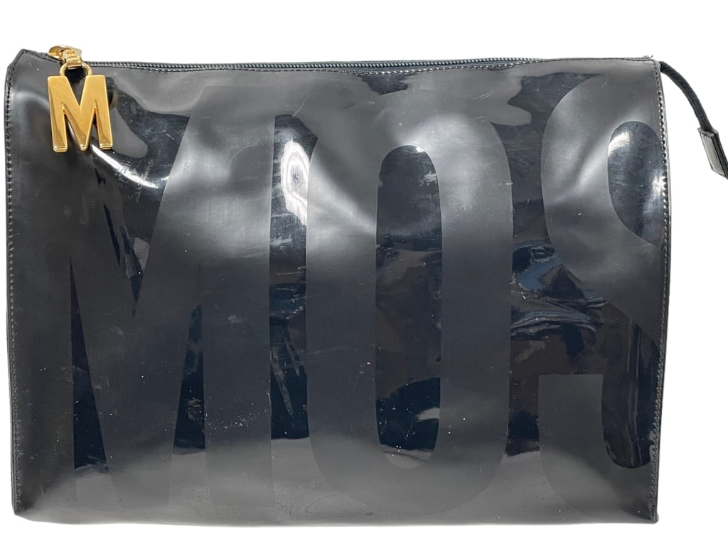 MOSCHINO PATENT LEATHER CLUTCH HANDBAG 12": -MOSCHINO PATENT LEATHER CLUTCH HANDBAG -SIZE: 12" X 8.5"GOOD PREOWNED CONDITION -JR BTQ GLS CSE 09/29 Please be advised that by placing a bid, you are entering into a legally binding contract with De