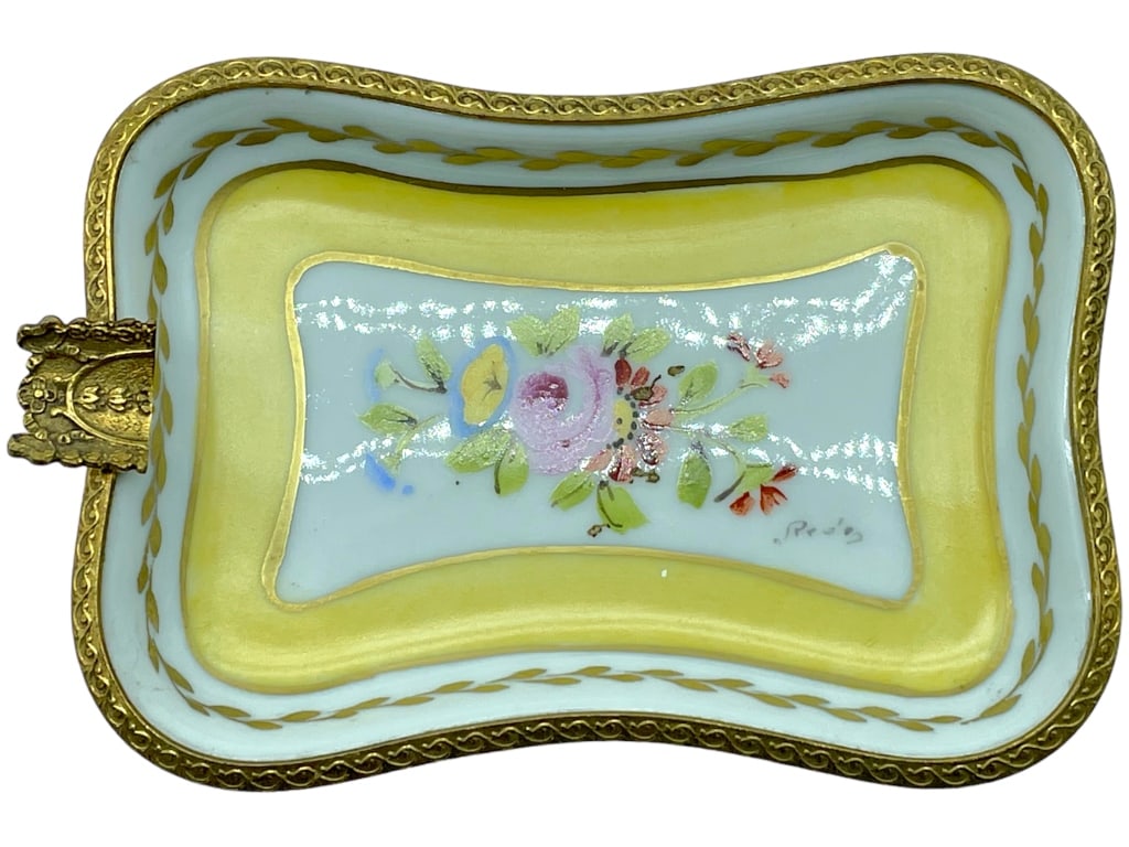 VTG SIGNED LIMOGES PORCELAIN ASHTRAY DISH 4": -VTG LIMOGES PORCELAIN ASHTRAY DISH -SIZE: 4" X 3"-SIGNED ON BOTTOM -VERY GOOD CONDITION -JR SR CAB 10/04 Bidders may pick up their items from the auction-house or have their items shipped.Appointment