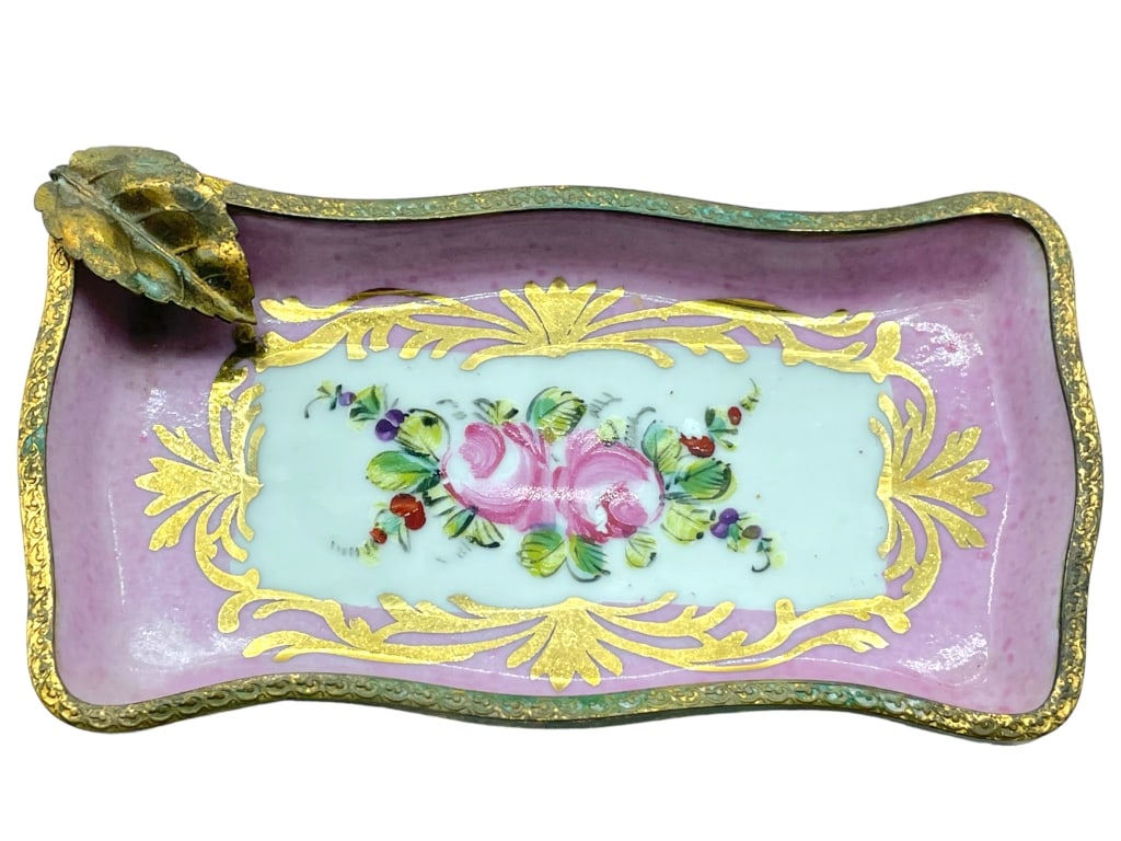 VTG SIGNED LIMOGES PORCELAIN ASHTRAY DISH 4.5": -VTG LIMOGES PORCELAIN ASHTRAY DISH -SIZE: 4.5" X 3"-SIGNED ON BOTTOM -VERY GOOD CONDITION -JR SR CAB 10/04 Bidders may pick up their items from the auction-house or have their items shipped.Appointme