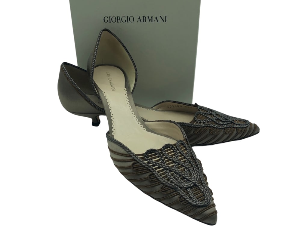 GIORGIO ARMANI LOW SLIP ON HEELS, SZ 39: GIORGIO ARMANI LOW SLIP ON HEELS, SZ 39ARE THEY BLACK OR ARE THEY BROWN...YEAH THEY ARE BOTH! Bidders may pick up their items from the auction-house or have their items shipped. Appointments are requi