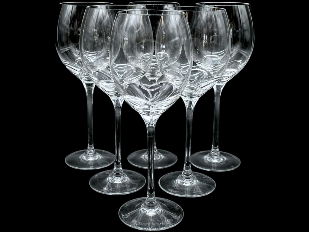 VTG '80S OSCAR DE LA RENTA STYLE WINE GLASSES (6): -VTG '80S OSCAR DE LA RENTA STYLE WINE GLASSES -AFTER "Le Grande Fleur" PATTERN -SET OF (6) GLASSES -VERY GOOD CONDITION -JR SR BAC CBY 10/10 Bidders may pick up their items from the auction-house or